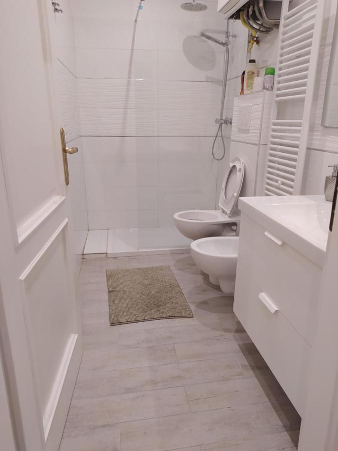 Modern Room With Private Bathroom Тренто Екстер'єр фото